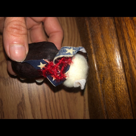 Handmade, felted mouse in fig shell - Picture 3 of 5